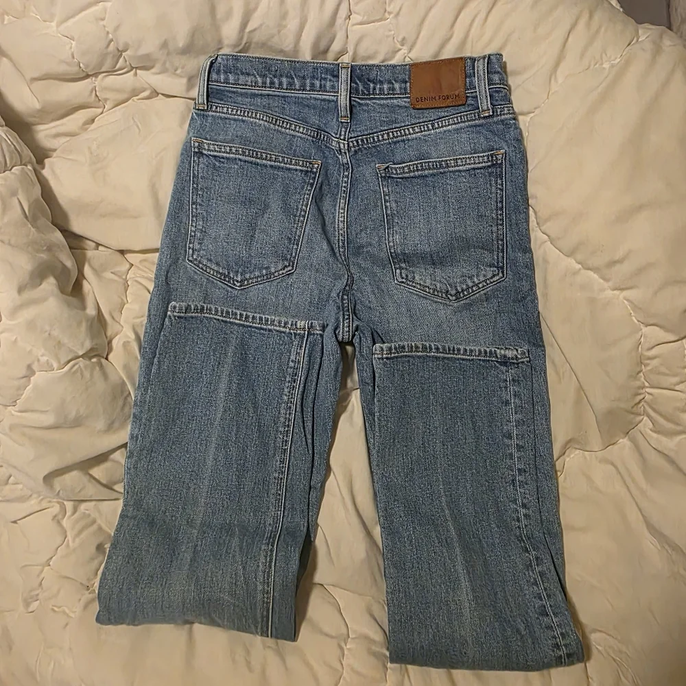 Aritzia Denim Forum Arlo High-Rise Straight Leg Light 28L Blue Jeans Size 26 - Picture 5 of 7